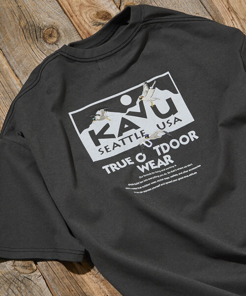 FREAK'S STORE(フリークスストア)の「限定展開 KAVU×FREAK'S STORE カブー 別注 ビッグシルエット ロゴバックプリント Tシャツ(Tシャツ/カットソー・メンズ・ホワイト/スミクロ/アッシュグレー/グレイッシュベージュ・SMALL/LARGE/MEDIUM)」の21枚目の写真