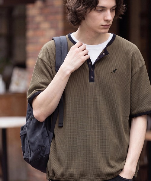 KANGOL（カンゴール）の「【KANGOL/カンゴール】別注 ワッフル ロゴ刺繍 配色 ヘンリーネック  Tシャツ（Tシャツ/カットソー・メンズ・カーキ/ブラック/チャコールグレー/オフホワイト/アッシュグレー/ネイビー・M/L/XL）」の5枚目の写真