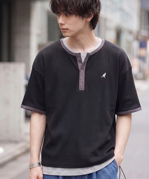 KANGOL（カンゴール）の「【KANGOL/カンゴール】別注 ワッフル ロゴ刺繍 配色 ヘンリーネック  Tシャツ（Tシャツ/カットソー・メンズ・カーキ/ブラック/チャコールグレー/オフホワイト/アッシュグレー/ネイビー・M/L/XL）」の3枚目の写真
