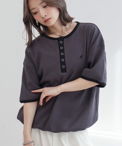 KANGOL（カンゴール）の「【KANGOL/カンゴール】別注 ワッフル ロゴ刺繍 配色 ヘンリーネック  Tシャツ（Tシャツ/カットソー・メンズ・カーキ/ブラック/チャコールグレー/オフホワイト/アッシュグレー/ネイビー・M/L/XL）」の17枚目の写真