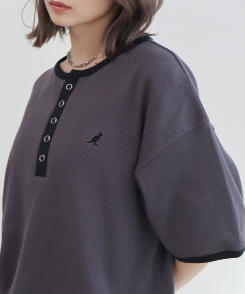 KANGOL（カンゴール）の「【KANGOL/カンゴール】別注 ワッフル ロゴ刺繍 配色 ヘンリーネック  Tシャツ（Tシャツ/カットソー・メンズ・カーキ/ブラック/チャコールグレー/オフホワイト/アッシュグレー/ネイビー・M/L/XL）」の18枚目の写真