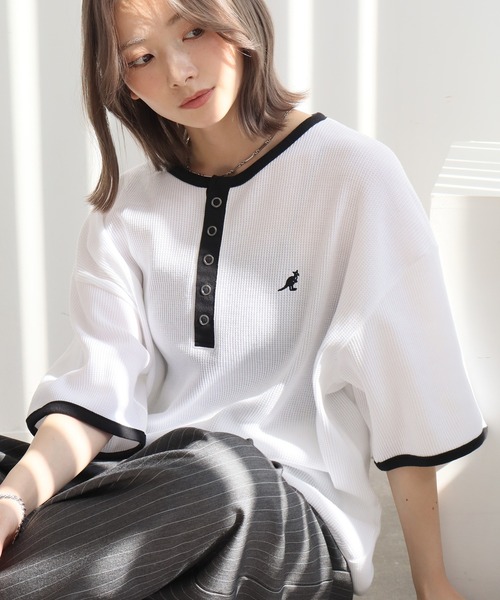 KANGOL（カンゴール）の「【KANGOL/カンゴール】別注 ワッフル ロゴ刺繍 配色 ヘンリーネック  Tシャツ（Tシャツ/カットソー・メンズ・カーキ/ブラック/チャコールグレー/オフホワイト/アッシュグレー/ネイビー・M/L/XL）」の7枚目の写真
