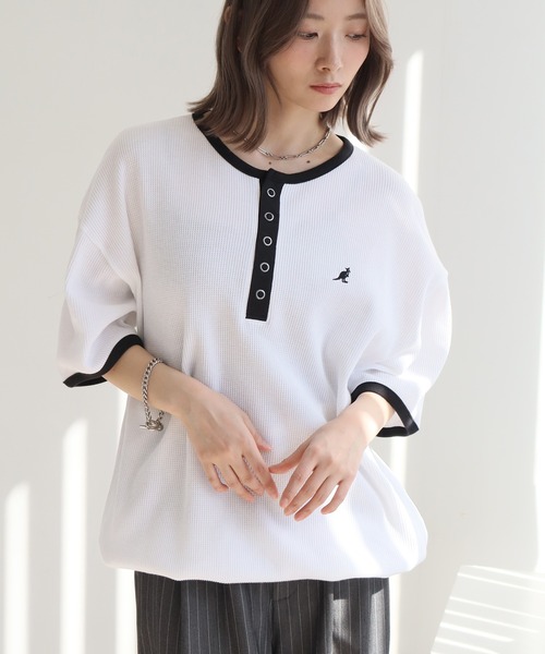 KANGOL（カンゴール）の「【KANGOL/カンゴール】別注 ワッフル ロゴ刺繍 配色 ヘンリーネック  Tシャツ（Tシャツ/カットソー・メンズ・カーキ/ブラック/チャコールグレー/オフホワイト/アッシュグレー/ネイビー・M/L/XL）」の8枚目の写真