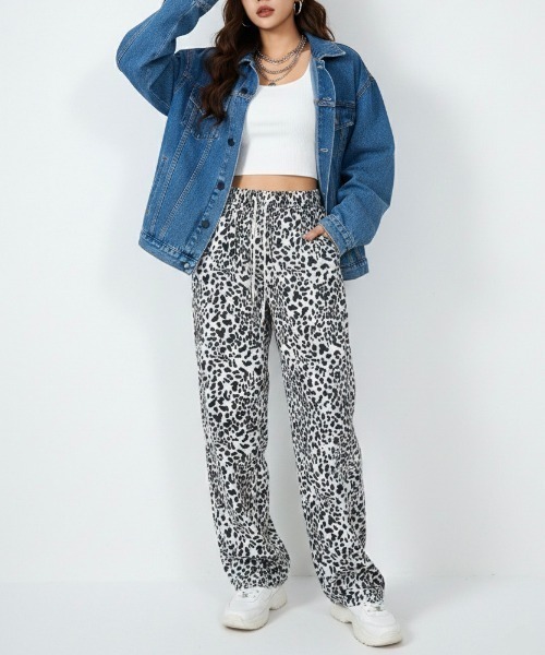 NANEA(ナネア)の「レオパード柄ワイドストレートパンツ(その他パンツ・レディース・ブラック/ホワイト/ブラウン・MEDIUM)」の4枚目の写真