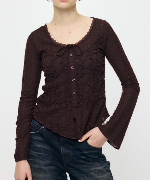 MOUSSY（マウジー）の「【EC限定カラー：ブラウン】SHIRRING LACE トップス（シャツ/ブラウス・レディース・アイボリー/ピンク/ブラウン/ブラック・FREE）」の4枚目の写真