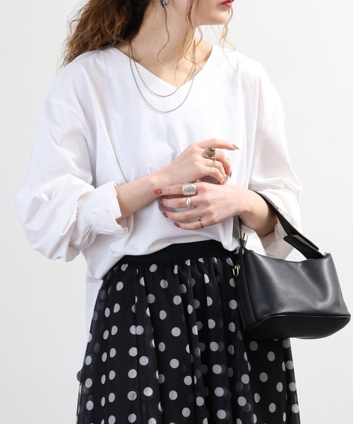 atONE(アットワン)の「タックスリーブVネックカットソー 長袖(Tシャツ/カットソー・レディース・カーキ/ブラック/チャコールグレー/オフホワイト・4L~5L/M~L)」の2枚目の写真
