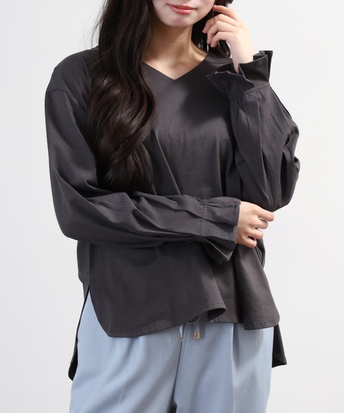 atONE(アットワン)の「タックスリーブVネックカットソー 長袖(Tシャツ/カットソー・レディース・カーキ/ブラック/チャコールグレー/オフホワイト・4L~5L/M~L)」の3枚目の写真