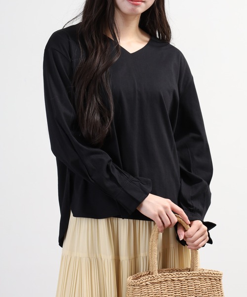 atONE(アットワン)の「タックスリーブVネックカットソー 長袖(Tシャツ/カットソー・レディース・カーキ/ブラック/チャコールグレー/オフホワイト・4L~5L/M~L)」の1枚目の写真