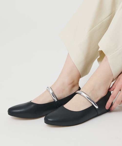MOHI（モヒ）の「【別注】＜MOHI...＞メタルバーベルト フラットシューズ（パンプス・レディース・ブラック/ダークブラウン・38/37/36/39）」の4枚目の写真