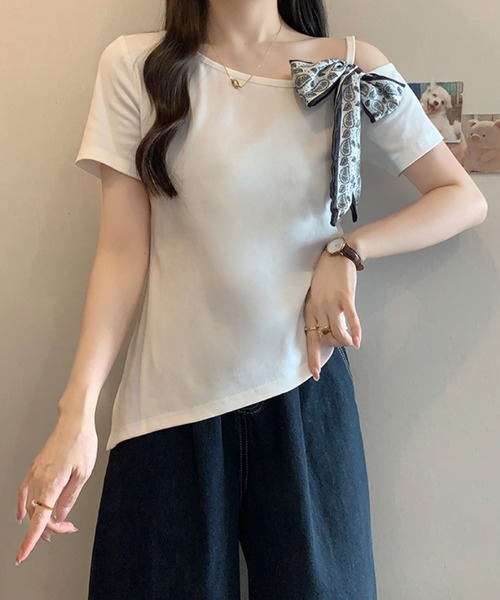 2ly2(トゥーリートゥー)の「ワンショルダー風スカーフリボントップス(Tシャツ/カットソー・レディース・ブラック/ホワイト/イエロー・FREE)」の21枚目の写真