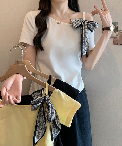 2ly2(トゥーリートゥー)の「ワンショルダー風スカーフリボントップス(Tシャツ/カットソー・レディース・ブラック/ホワイト/イエロー・FREE)」の17枚目の写真