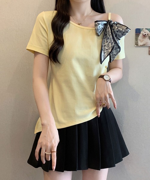 2ly2(トゥーリートゥー)の「ワンショルダー風スカーフリボントップス(Tシャツ/カットソー・レディース・ブラック/ホワイト/イエロー・FREE)」の9枚目の写真