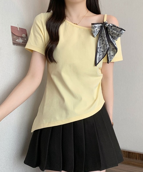 2ly2(トゥーリートゥー)の「ワンショルダー風スカーフリボントップス(Tシャツ/カットソー・レディース・ブラック/ホワイト/イエロー・FREE)」の8枚目の写真