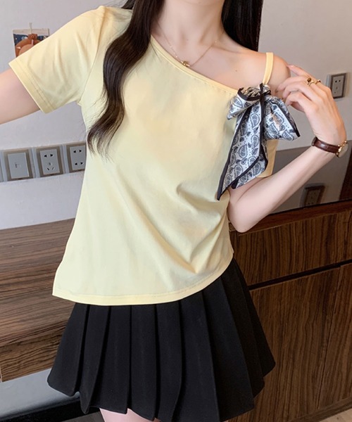 2ly2(トゥーリートゥー)の「ワンショルダー風スカーフリボントップス(Tシャツ/カットソー・レディース・ブラック/ホワイト/イエロー・FREE)」の7枚目の写真