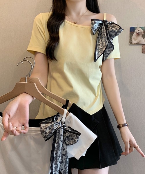2ly2(トゥーリートゥー)の「ワンショルダー風スカーフリボントップス(Tシャツ/カットソー・レディース・ブラック/ホワイト/イエロー・FREE)」の5枚目の写真