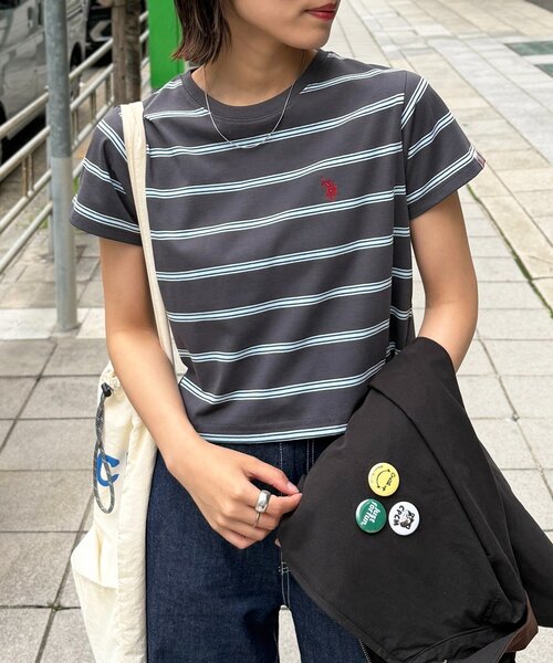 U.S. POLO ASSN.(ユーエスポロアッスン)の「【U.S. POLO ASSN.】クロップドT(Tシャツ/カットソー・レディース・ピンク/ホワイト/ブラック系その他/チャコールグレー/グレー/インディゴブルー/ブルー系その他/ネイビー/ブラック/ブラウン系その他・FREE)」の1枚目の写真