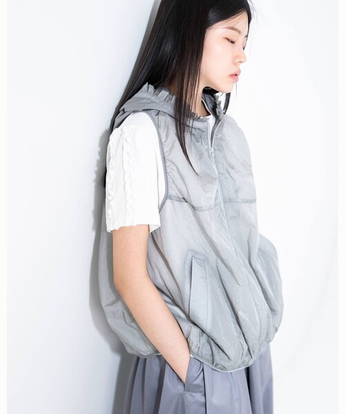 Bshop(ビショップ)の「eunoia | ナイロンシアー フードベスト WOMEN(ベスト・レディース・ブラック/グレー・ONE)」の15枚目の写真