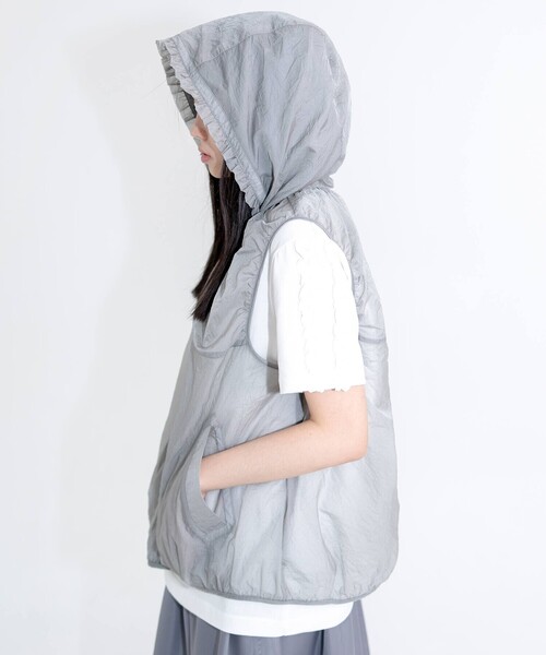 Bshop(ビショップ)の「eunoia | ナイロンシアー フードベスト WOMEN(ベスト・レディース・ブラック/グレー・ONE)」の1枚目の写真