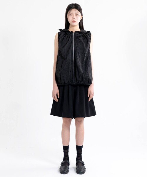 Bshop(ビショップ)の「eunoia | ナイロンシアー フードベスト WOMEN(ベスト・レディース・ブラック/グレー・ONE)」の2枚目の写真