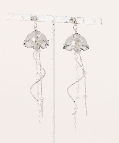 tone（トーン）の「【charme by pimo】クラゲ　シルバー　花　サージカルステンレスピアス(MA)（ピアス（両耳用）・レディース・パープル/ブラック・FREE）」の3枚目の写真