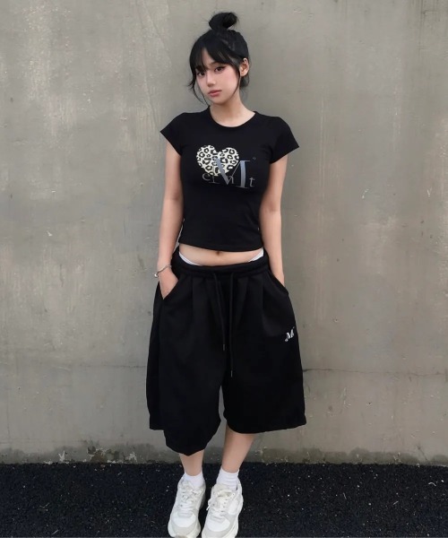 MUCENT（ムセント）の「◇MUCENT◇ブランド直輸入正規品/サイズが選べる/シエラ レオパード ハート ハーフ T ユニセックス SIERRA LEOPARD HEART HALF T UNISEX（Tシャツ/カットソー・レディース・ホワイト/ブラック/ホワイト系その他/チャコール・L/M/XS）」の8枚目の写真