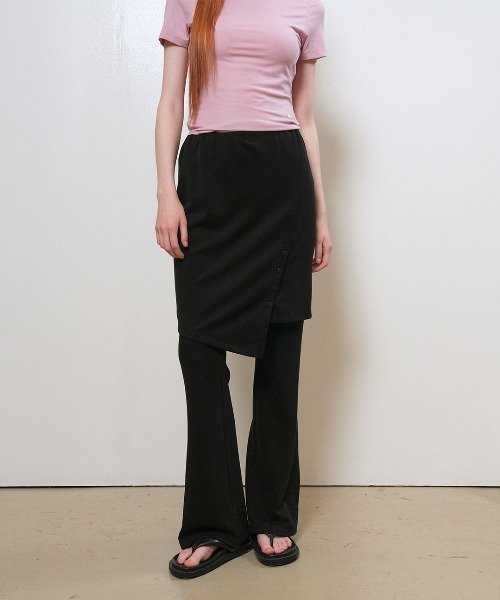 GENERAL IDEA(ジェネラルアイデア)の「【GENERAL IDEA】ボタンスリット スカートセットパンツ / BUTTON SLIT SKIRT-LAYERED PANTS SET(スラックス・レディース・ブラック/ブラウン・L/M/S)」の2枚目の写真