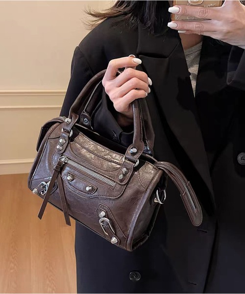 LA VORAGINE(ラ ヴォラジネ)の「レトロバイカーハンドバッグ 2 カラー 2WAY スタッズ(ハンドバッグ・レディース・Black/C・FREE)」の2枚目の写真