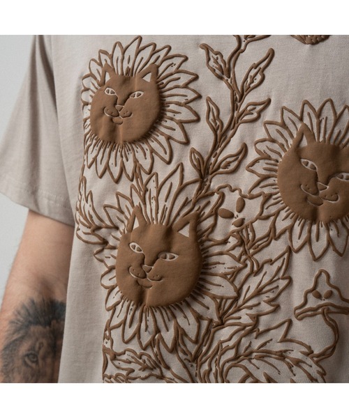 RIPNDIP(リップンディップ)の「WHERE THE FLOWERS BLOOM TEE(Tシャツ/カットソー・メンズ・サンドベージュ・MEDIUM/LARGE/X-LARGE/XX-LARGE)」の2枚目の写真