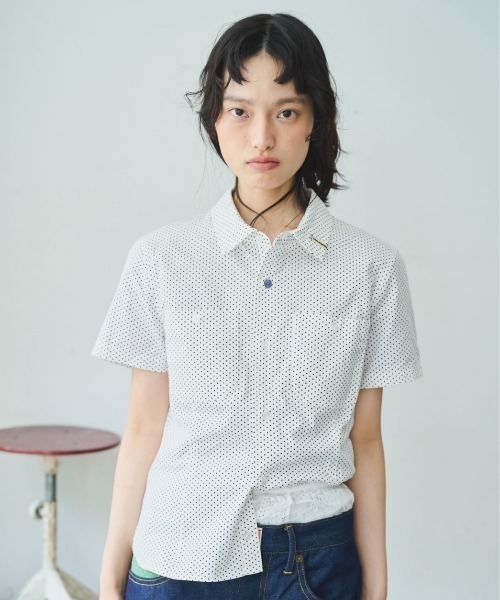 common gull products.（コモンガルプロダクツ）の「白昼の眠気にドットタイトシャツ（シャツ/ブラウス・レディース・アイボリー/ホワイト系/レッド系・SMALL/MEDIUM/LARGE）」の2枚目の写真