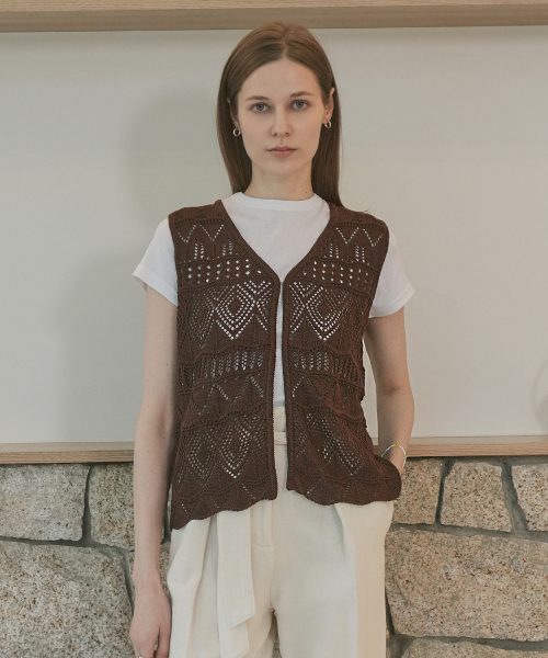 VLETI(ブレッティ)の「V-Neck Hook Detail Scasi Knit Vest (brown)(Tシャツ/カットソー・レディース・ブラウン・FREE)」の1枚目の写真
