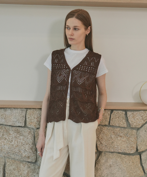 VLETI(ブレッティ)の「V-Neck Hook Detail Scasi Knit Vest (brown)(Tシャツ/カットソー・レディース・ブラウン・FREE)」の2枚目の写真