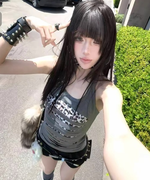 ViViDAY（ビビデー）の「レオパート柄inレイヤード風キャミソール（キャミソール・レディース・チャコールグレー・M）」の7枚目の写真