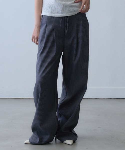 Clum(クルム)の「pinstripe button drawstring wide pants / ピンストライプボタンドロストワイドパンツ(スラックス・レディース・ダークグレー・X-LARGE/LARGE)」の1枚目の写真