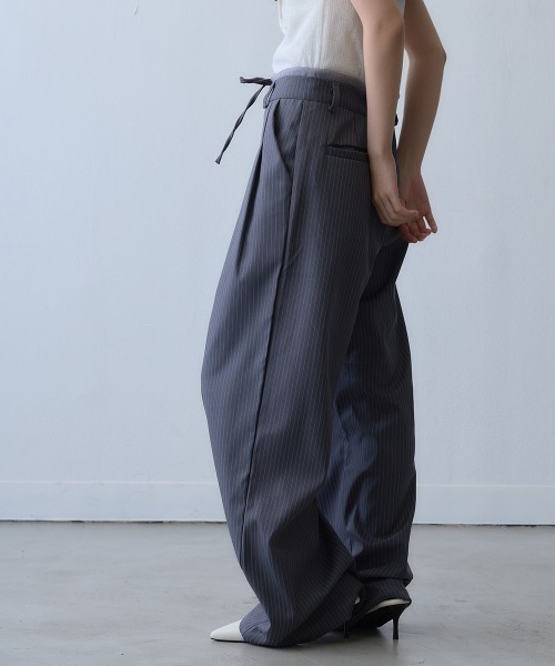 Clum(クルム)の「pinstripe button drawstring wide pants / ピンストライプボタンドロストワイドパンツ(スラックス・レディース・ダークグレー・X-LARGE/LARGE)」の3枚目の写真