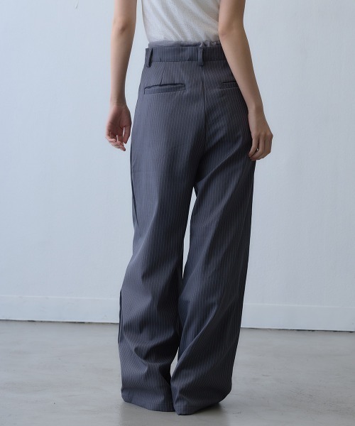 Clum(クルム)の「pinstripe button drawstring wide pants / ピンストライプボタンドロストワイドパンツ(スラックス・レディース・ダークグレー・X-LARGE/LARGE)」の4枚目の写真