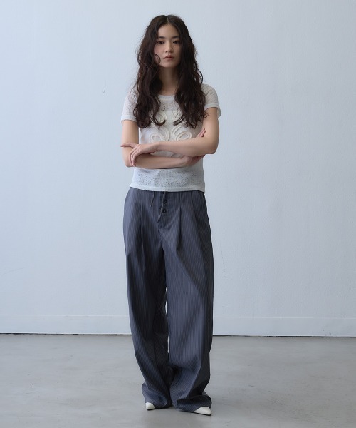 Clum(クルム)の「pinstripe button drawstring wide pants / ピンストライプボタンドロストワイドパンツ(スラックス・レディース・ダークグレー・X-LARGE/LARGE)」の5枚目の写真