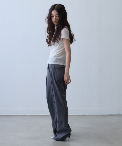 Clum(クルム)の「pinstripe button drawstring wide pants / ピンストライプボタンドロストワイドパンツ(スラックス・レディース・ダークグレー・X-LARGE/LARGE)」の6枚目の写真