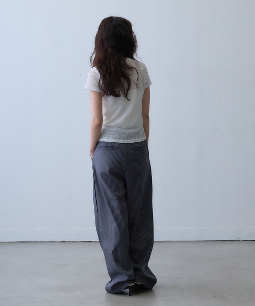 Clum(クルム)の「pinstripe button drawstring wide pants / ピンストライプボタンドロストワイドパンツ(スラックス・レディース・ダークグレー・X-LARGE/LARGE)」の7枚目の写真
