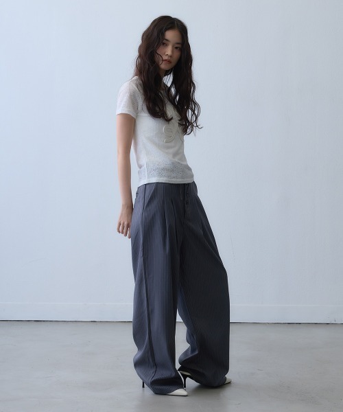 Clum(クルム)の「pinstripe button drawstring wide pants / ピンストライプボタンドロストワイドパンツ(スラックス・レディース・ダークグレー・X-LARGE/LARGE)」の8枚目の写真