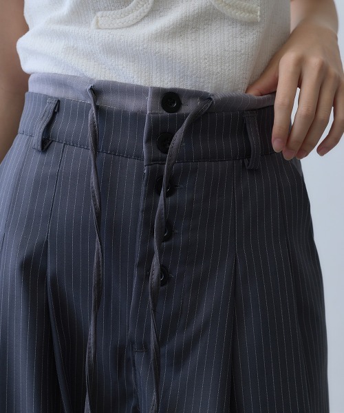 Clum(クルム)の「pinstripe button drawstring wide pants / ピンストライプボタンドロストワイドパンツ(スラックス・レディース・ダークグレー・X-LARGE/LARGE)」の9枚目の写真