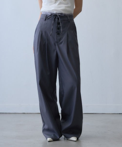 Clum(クルム)の「pinstripe button drawstring wide pants / ピンストライプボタンドロストワイドパンツ(スラックス・レディース・ダークグレー・X-LARGE/LARGE)」の10枚目の写真