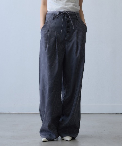 Clum(クルム)の「pinstripe button drawstring wide pants / ピンストライプボタンドロストワイドパンツ(スラックス・レディース・ダークグレー・X-LARGE/LARGE)」の2枚目の写真
