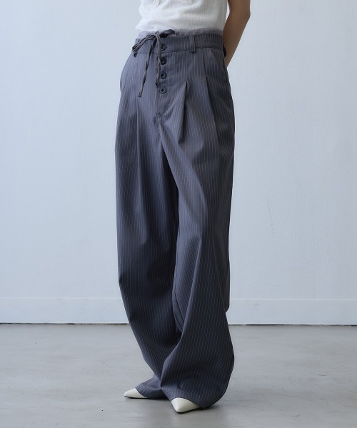 Clum(クルム)の「pinstripe button drawstring wide pants / ピンストライプボタンドロストワイドパンツ(スラックス・レディース・ダークグレー・X-LARGE/LARGE)」の11枚目の写真