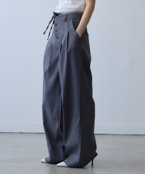 Clum(クルム)の「pinstripe button drawstring wide pants / ピンストライプボタンドロストワイドパンツ(スラックス・レディース・ダークグレー・X-LARGE/LARGE)」の12枚目の写真