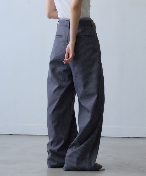 Clum(クルム)の「pinstripe button drawstring wide pants / ピンストライプボタンドロストワイドパンツ(スラックス・レディース・ダークグレー・X-LARGE/LARGE)」の13枚目の写真