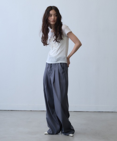 Clum(クルム)の「pinstripe button drawstring wide pants / ピンストライプボタンドロストワイドパンツ(スラックス・レディース・ダークグレー・X-LARGE/LARGE)」の14枚目の写真