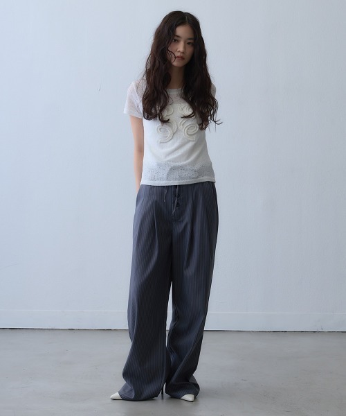 Clum(クルム)の「pinstripe button drawstring wide pants / ピンストライプボタンドロストワイドパンツ(スラックス・レディース・ダークグレー・X-LARGE/LARGE)」の15枚目の写真