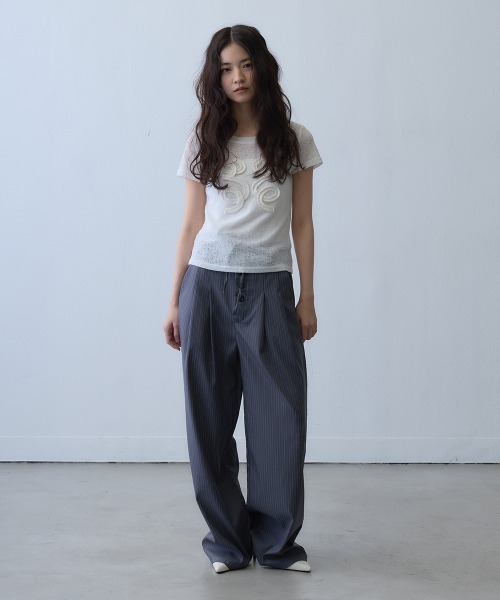 Clum(クルム)の「pinstripe button drawstring wide pants / ピンストライプボタンドロストワイドパンツ(スラックス・レディース・ダークグレー・X-LARGE/LARGE)」の16枚目の写真