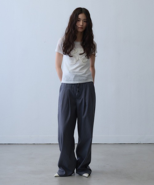 Clum(クルム)の「pinstripe button drawstring wide pants / ピンストライプボタンドロストワイドパンツ(スラックス・レディース・ダークグレー・X-LARGE/LARGE)」の17枚目の写真