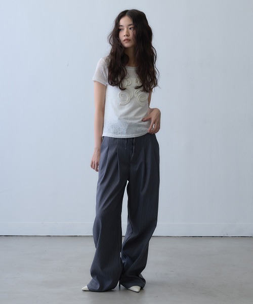 Clum(クルム)の「pinstripe button drawstring wide pants / ピンストライプボタンドロストワイドパンツ(スラックス・レディース・ダークグレー・X-LARGE/LARGE)」の18枚目の写真